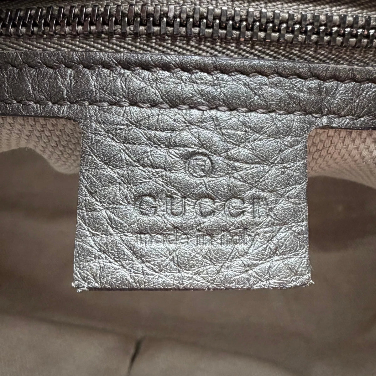 Gucci Shopper Soho Tassel mit Umhängekette aus Leder grau – Innenetikett im Detail