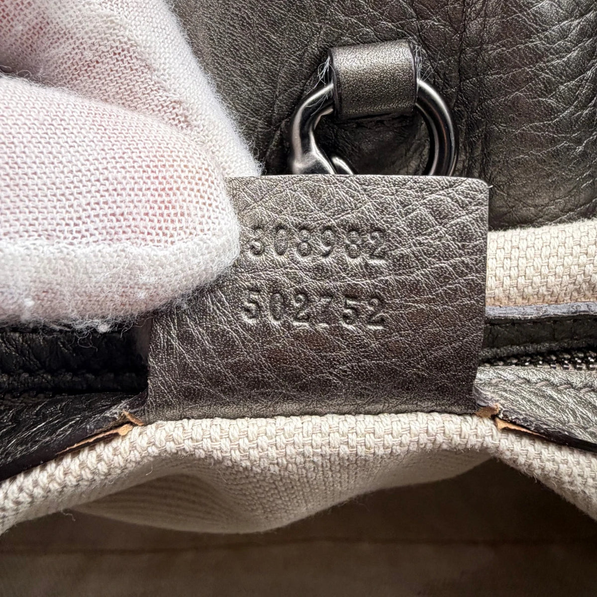 Gucci Shopper Soho Tassel mit Umhängekette aus Leder grau – Seriennummer im Detail