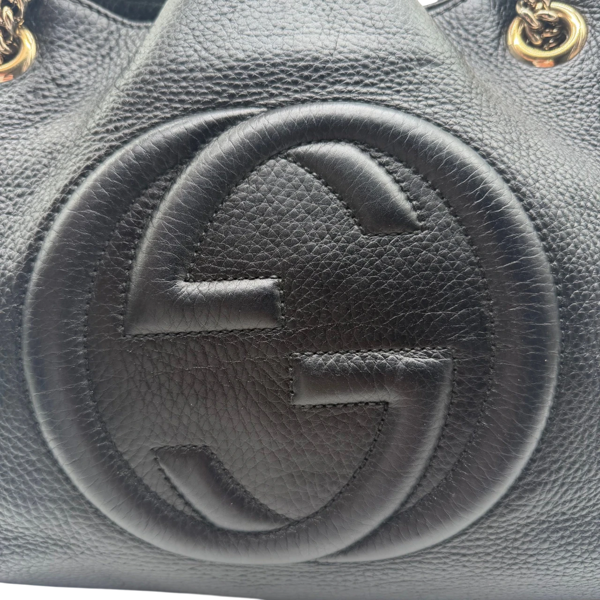 Gucci Shopper Soho mit Umhängekette aus Leder schwarz – Logo im Detail