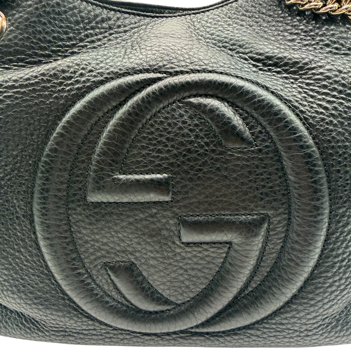 Gucci Shopper Soho mit Umhängekette aus Leder schwarz – Logo im Detail