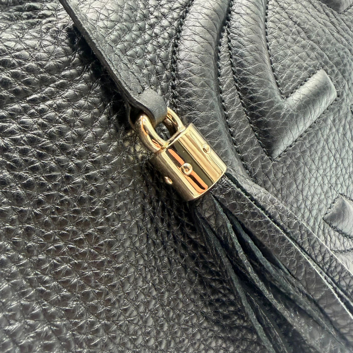 Gucci Shopper Soho mit Umhängekette aus Leder schwarz – Beschläge im Detail