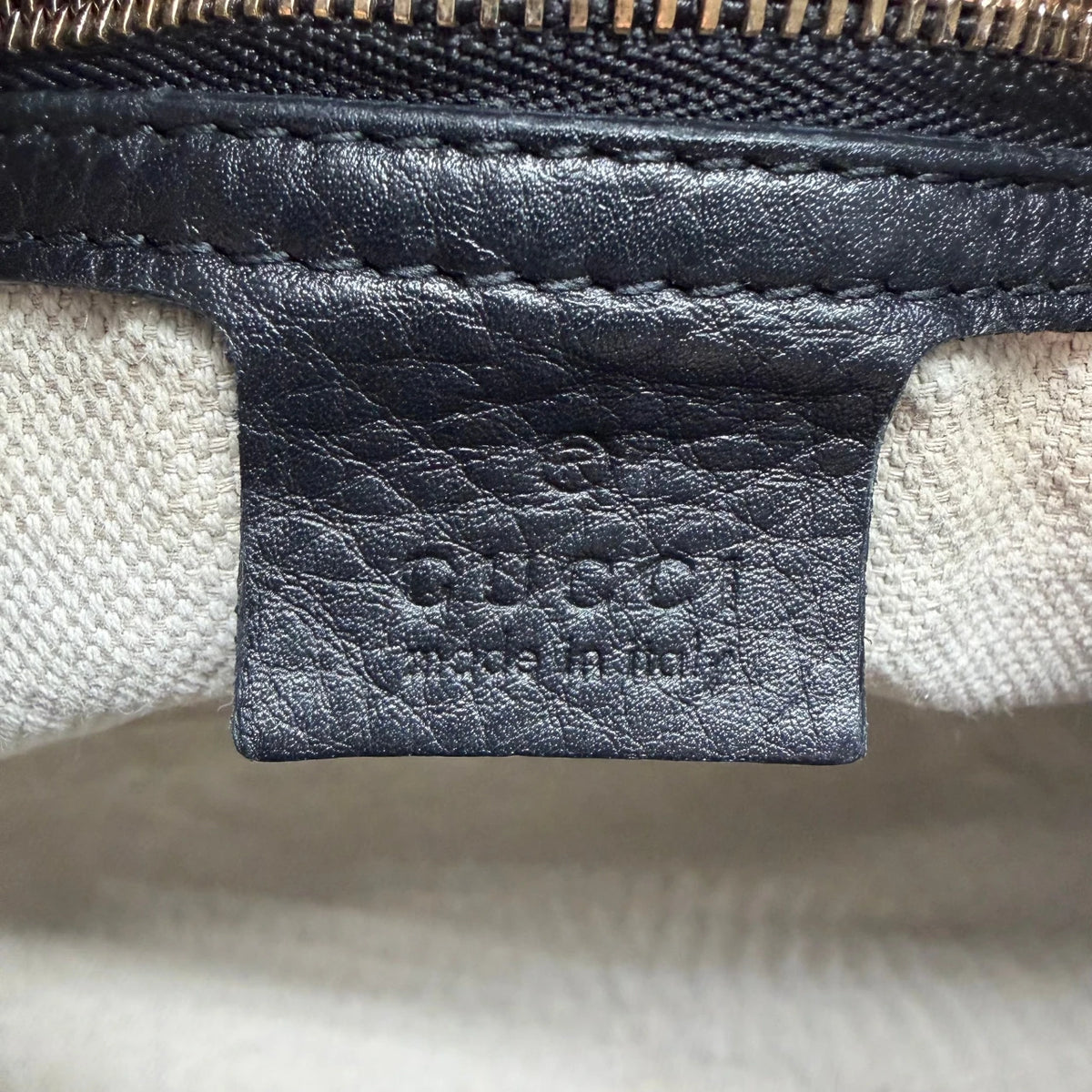 Gucci Shopper Soho mit Umhängekette aus Leder schwarz – Innenetikett im Detail