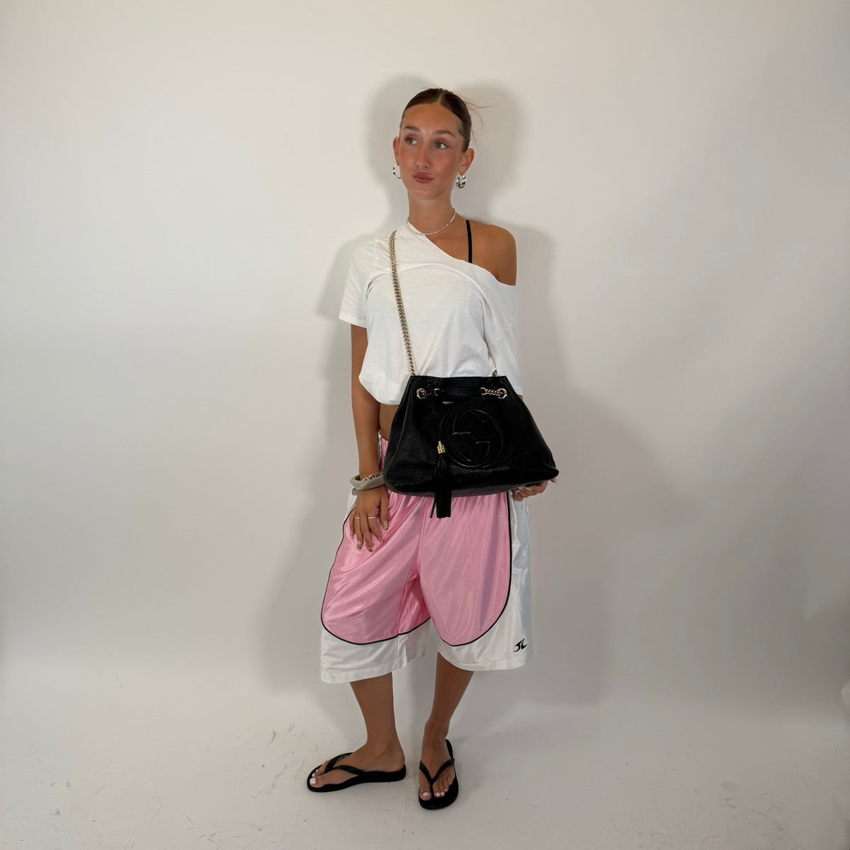 Gucci Shopper Soho mit Umhängekette aus Leder schwarz – getragen am Model