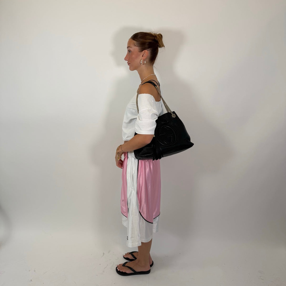 Gucci Shopper Soho mit Umhängekette aus Leder schwarz – getragen am Model