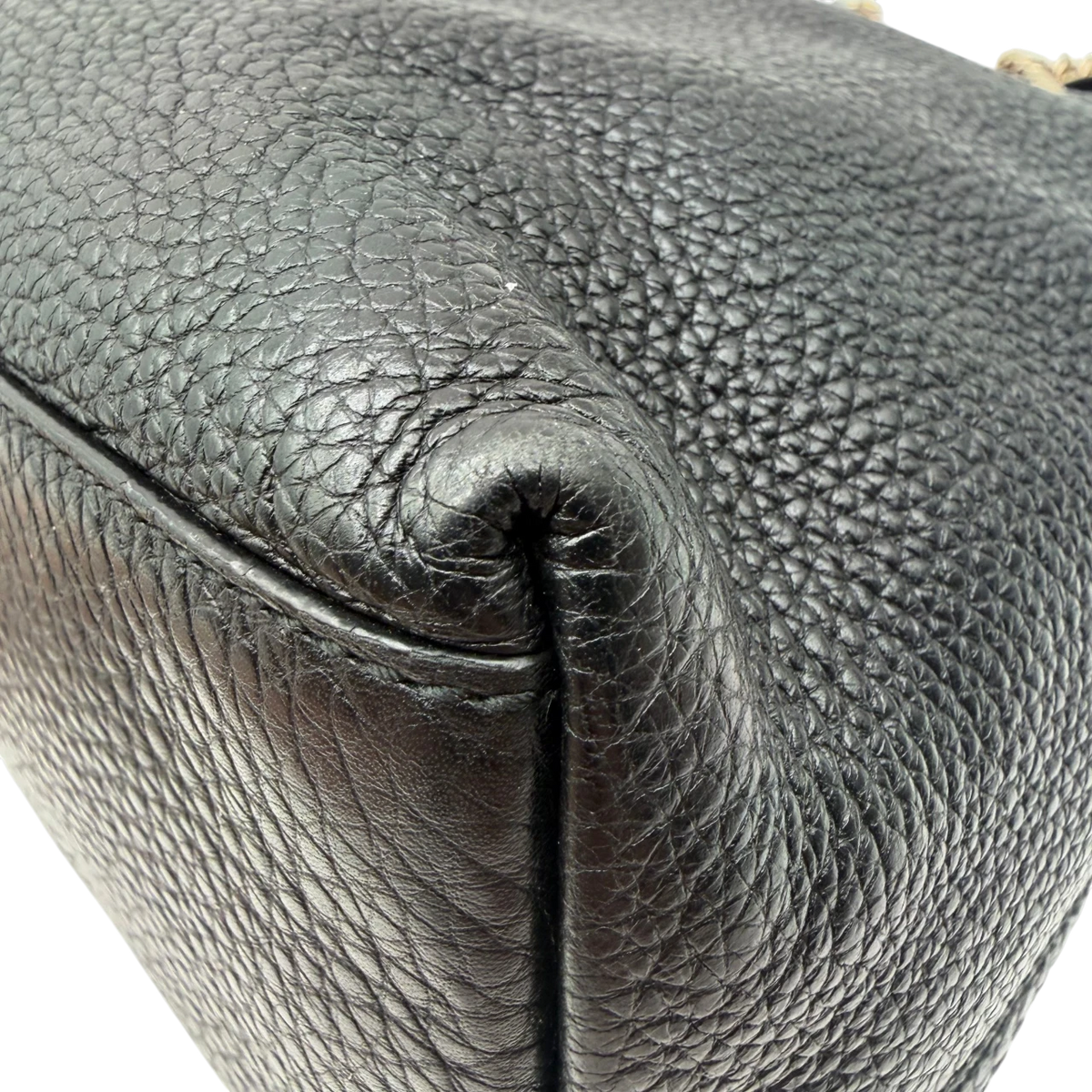 Gucci Shopper Soho mit Umhängekette aus Leder schwarz – Ecken im Detail