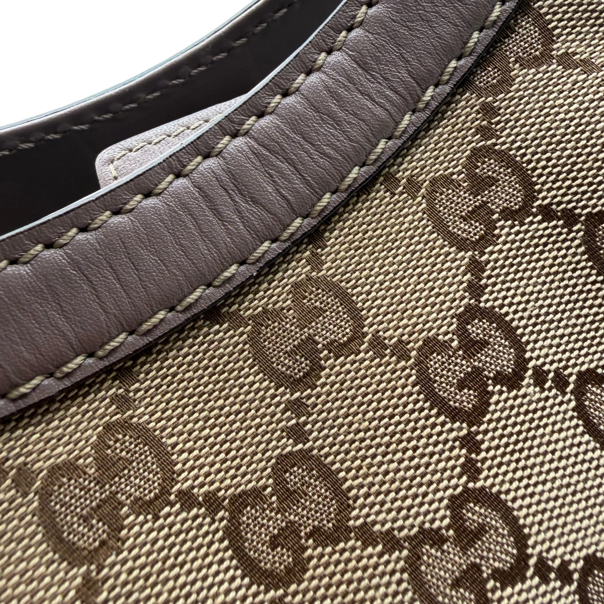 Gucci Shopper Sukey monogram beige – Schulterriemen im Detail