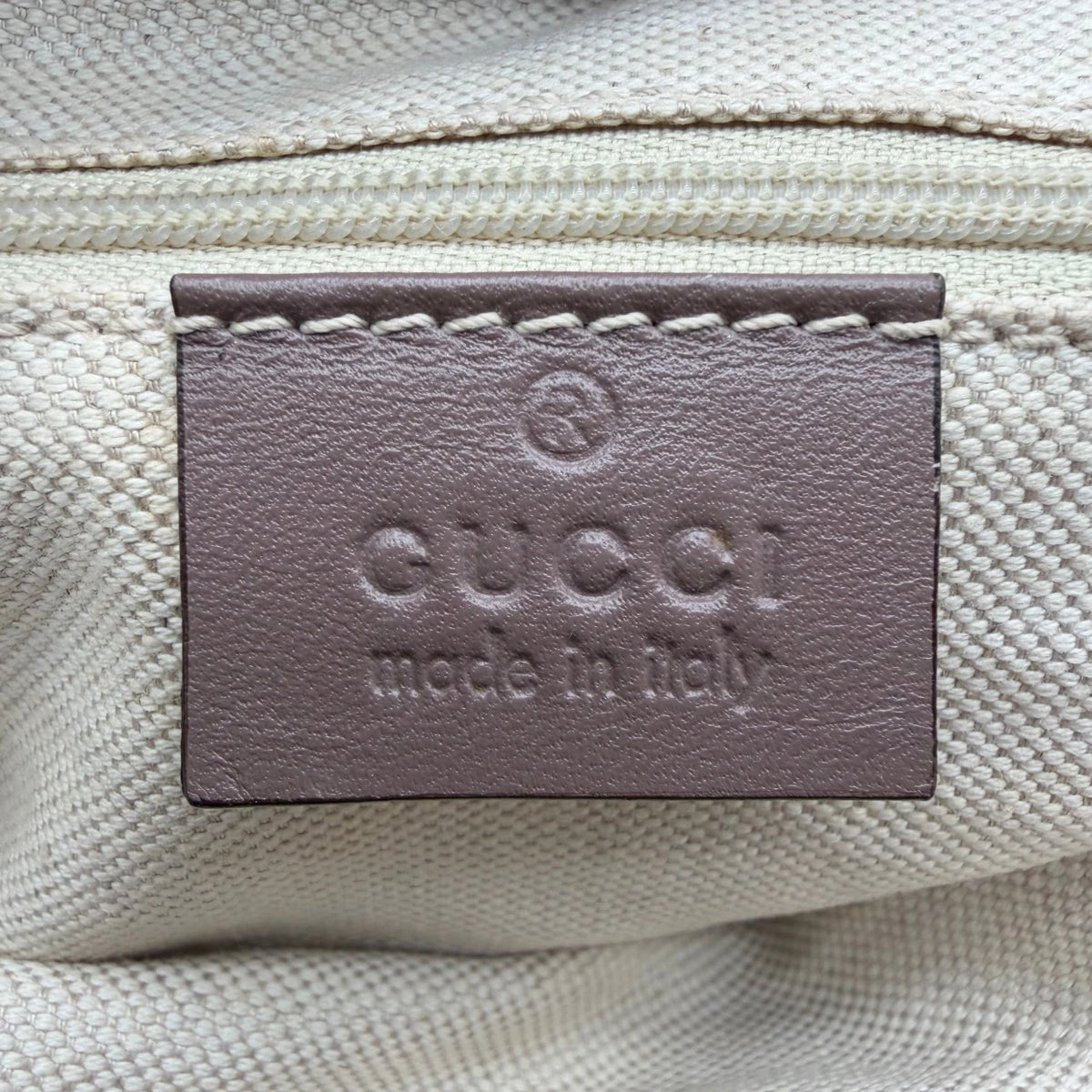 Gucci Shopper Sukey monogram beige – Prägung im Detail