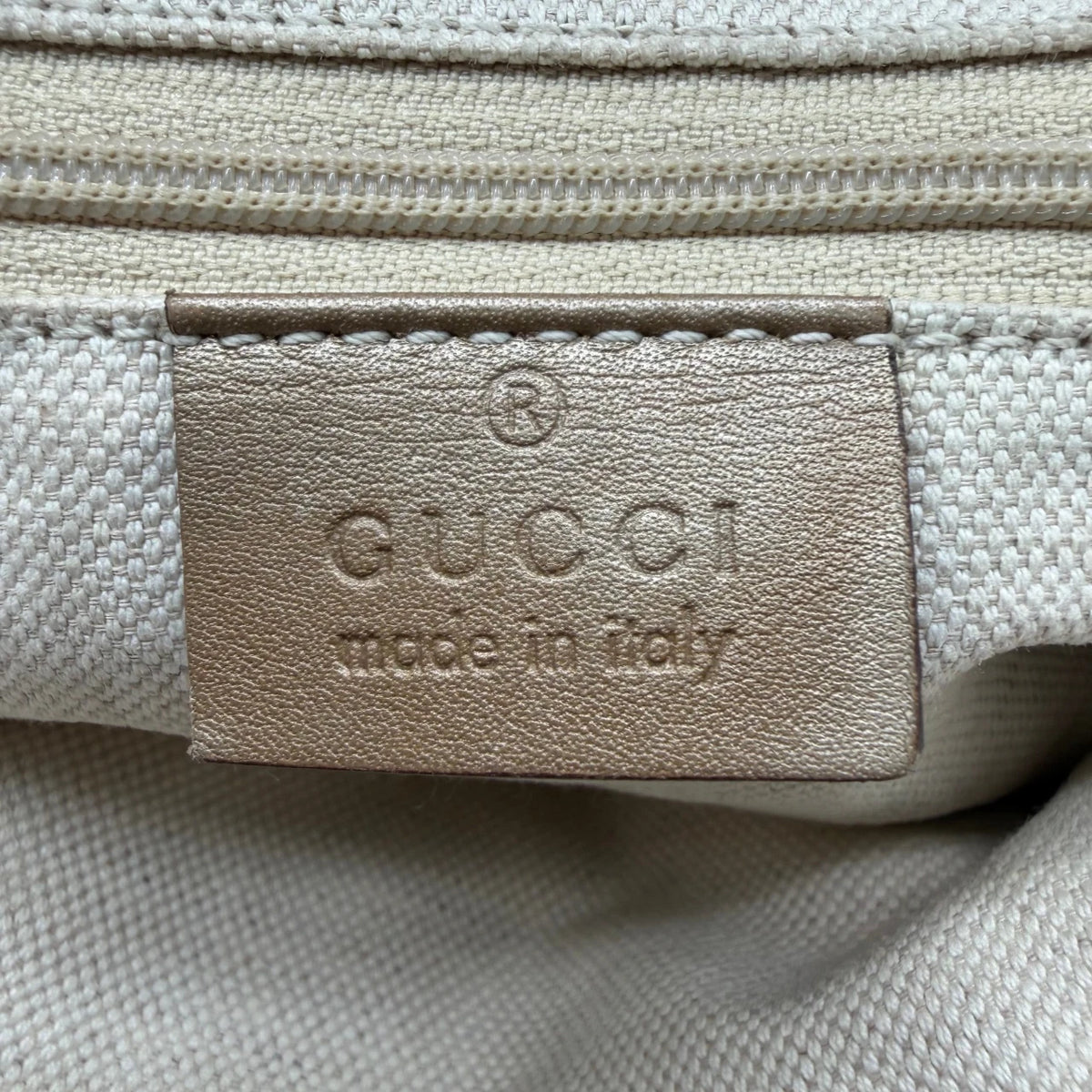 Gucci Shopper Sukey monogram beige – Prägung im Detail