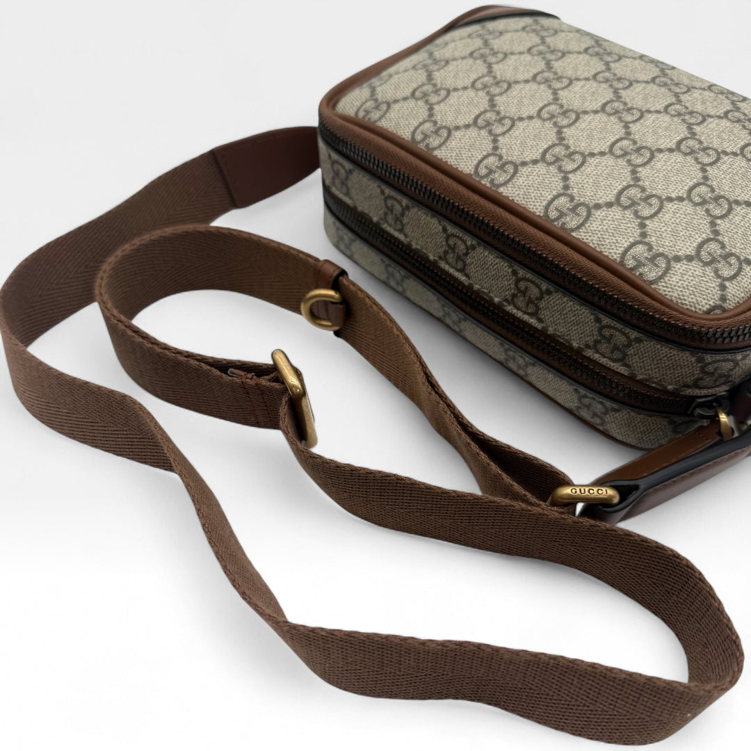 Gucci Umhängetasche Emblem Super mini