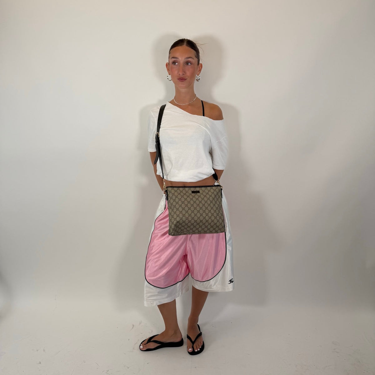 Gucci Umhängetasche GG Supreme monogram beige – getragen am Model