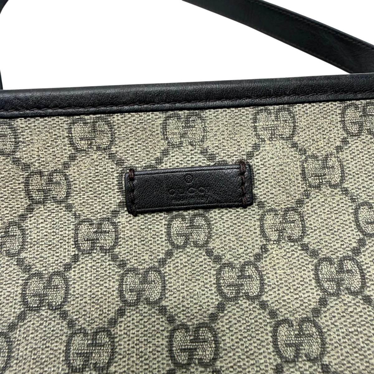 Gucci Umhängetasche GG Supreme monogram beige – Innenetikett im Detail