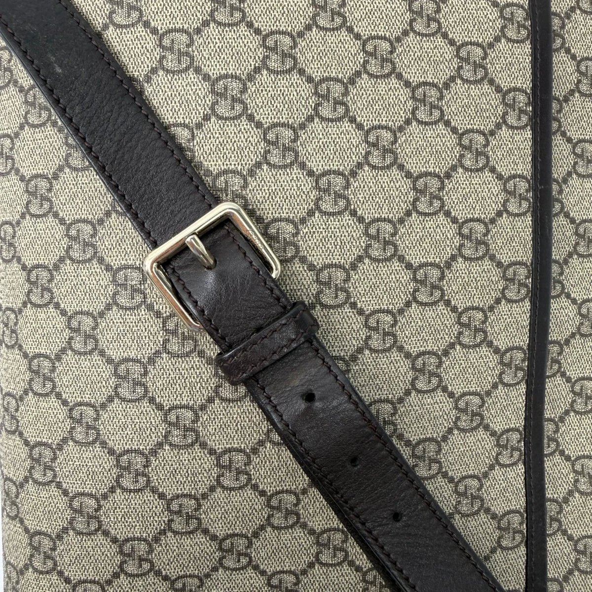 Gucci Umhängetasche GG Supreme monogram beige – Schulterriemen im Detail