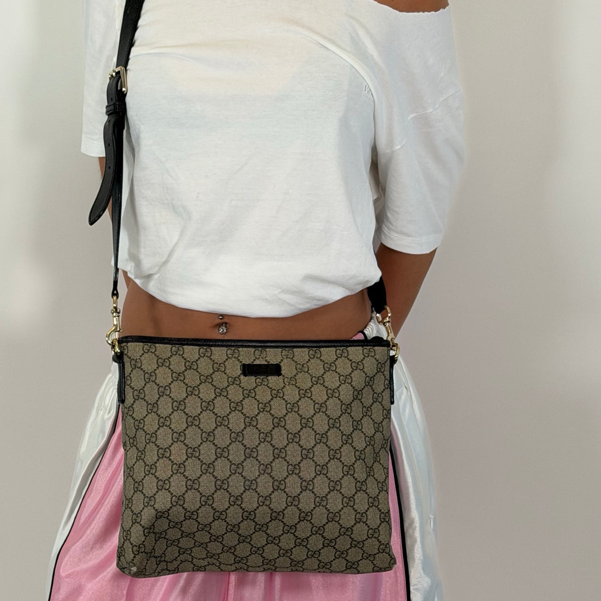 Gucci Umhängetasche GG Supreme monogram beige – getragen am Model