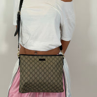 Gucci Umhängetasche GG Supreme monogram beige – getragen am Model
