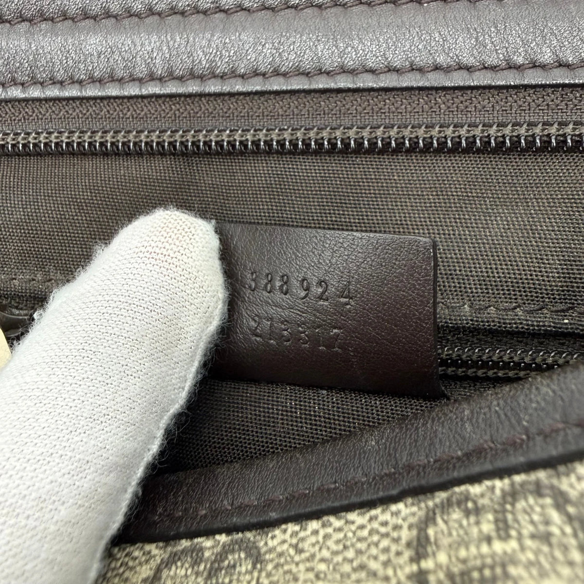 Gucci Umhängetasche GG Supreme monogram beige – Seriennummer im Detail