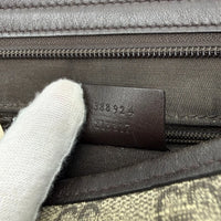 Gucci Umhängetasche GG Supreme monogram beige – Seriennummer im Detail