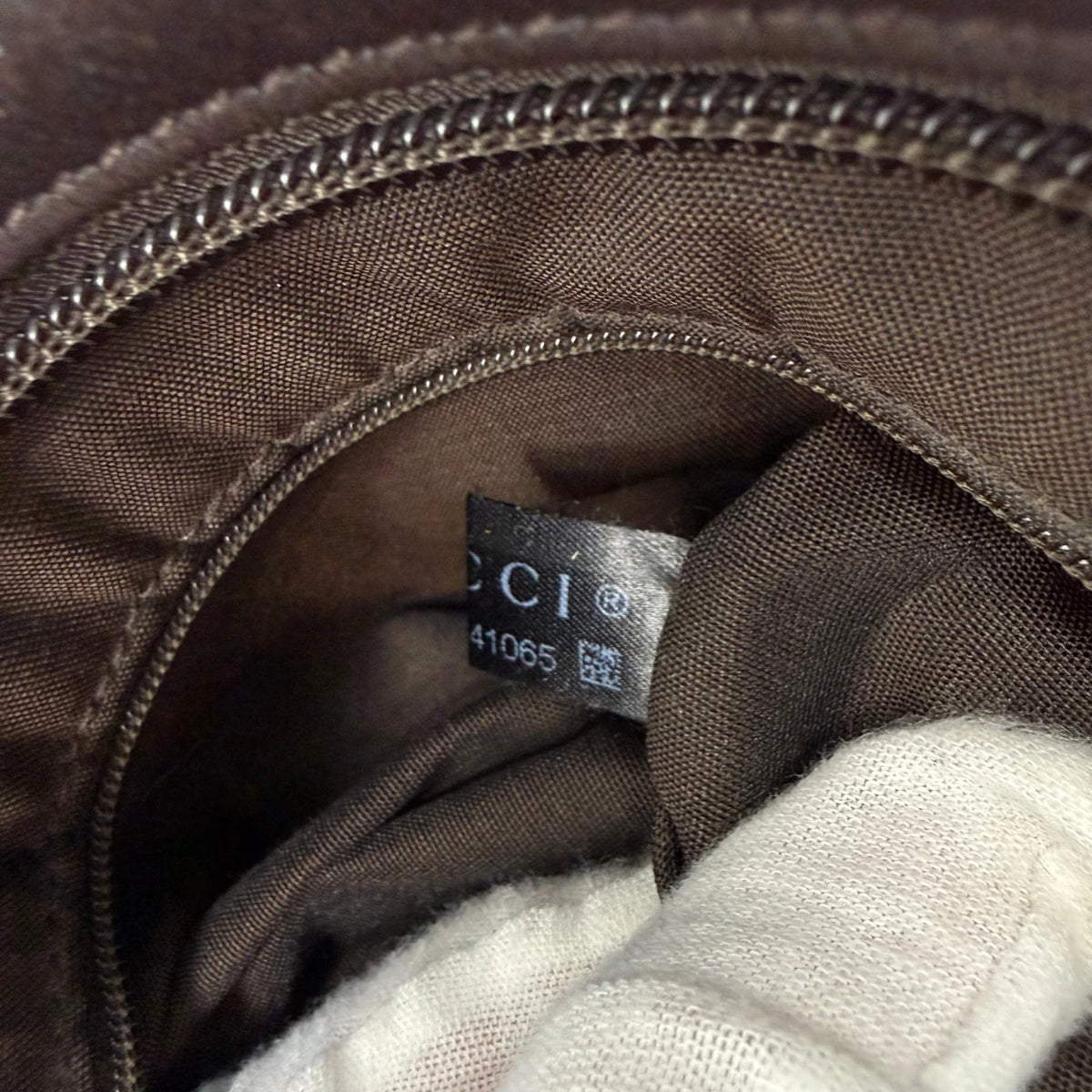 Gucci Umhängetasche GG Supreme monogram beige – Seriennummer im Detail