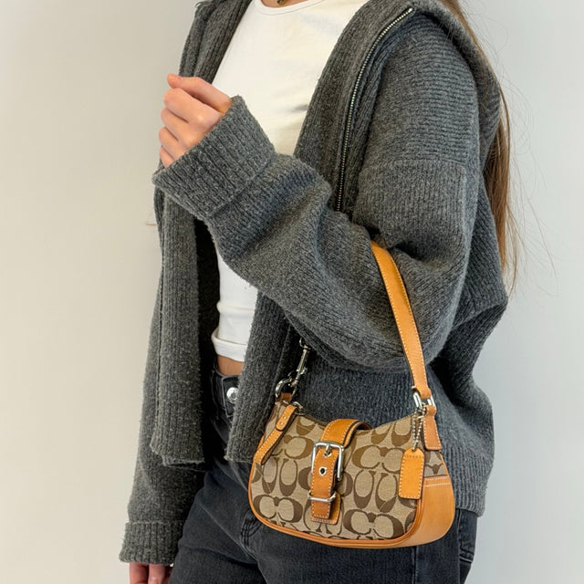 Pochette mit Schnalle Signature