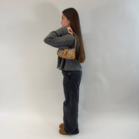 Pochette mit Schnalle Signature