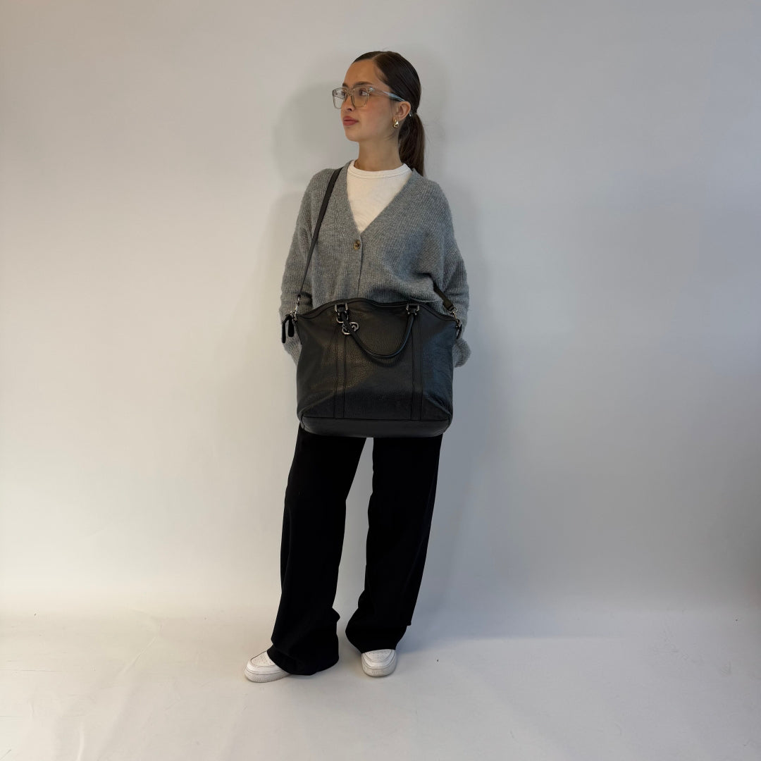 Gucci Handtasche mit Umhängegurt aus Volleder schwarz