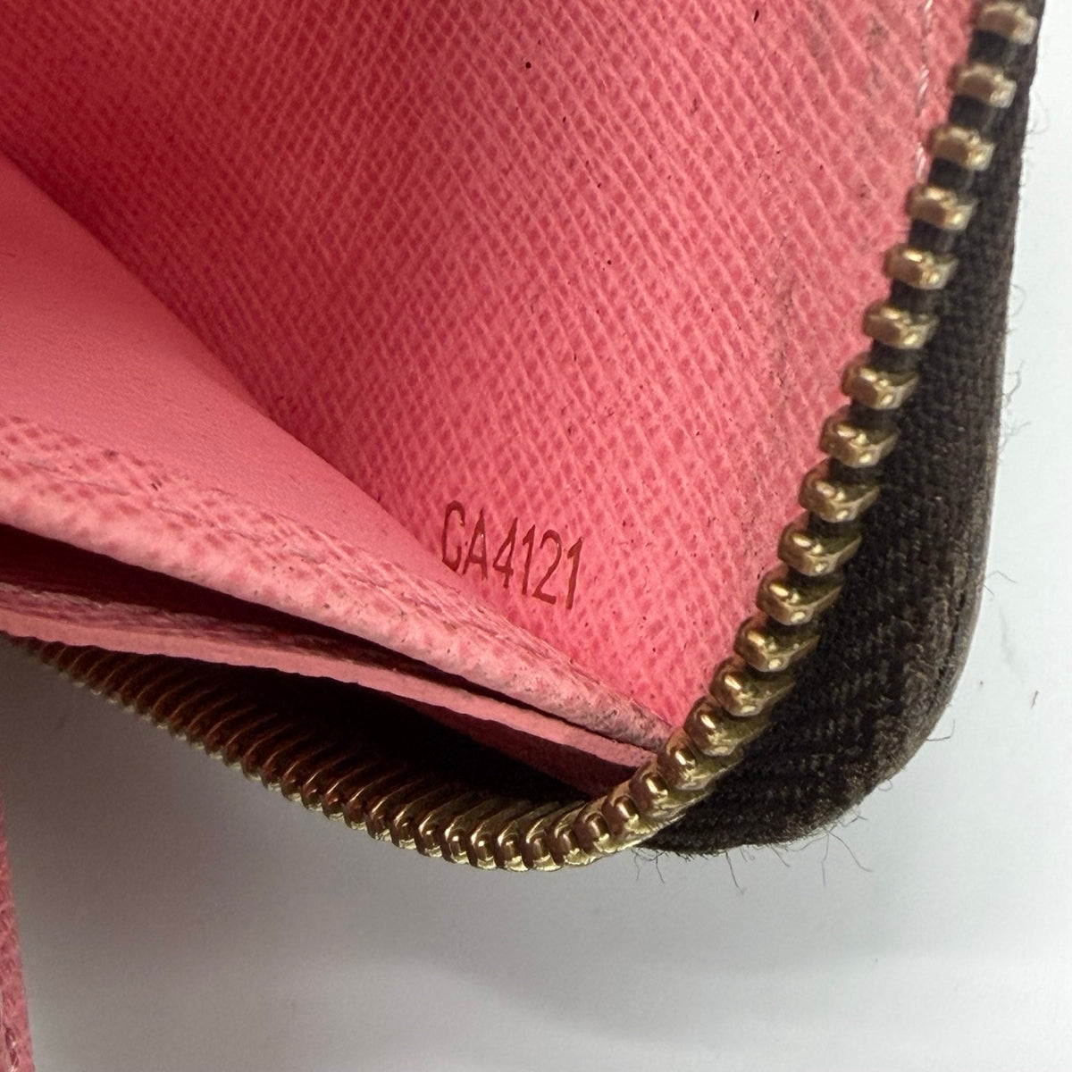 Louis Vuitton Geldbeutel Illustré Transatlantic Zippy monogram braun – Datumscode im Detail