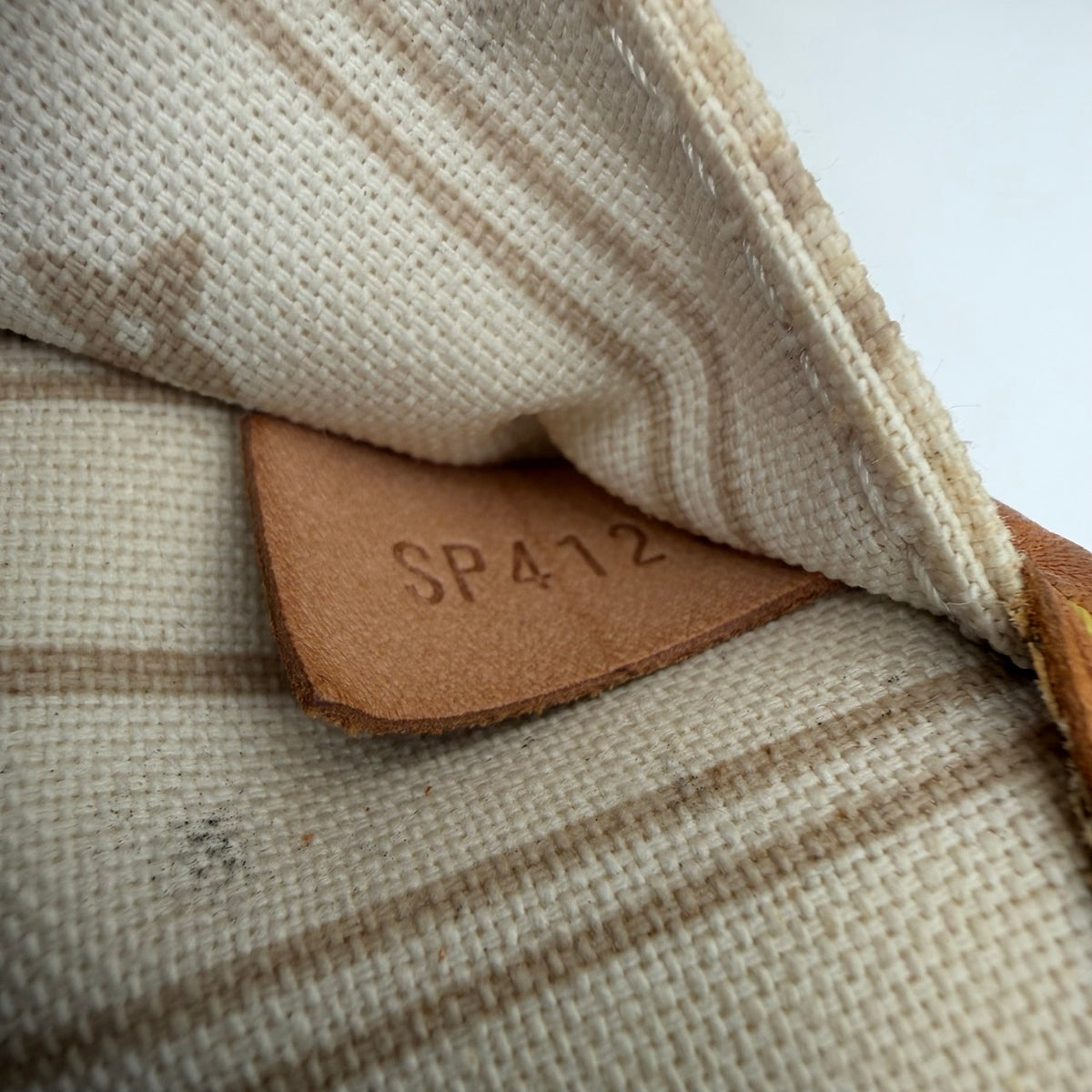 Louis Vuitton Shopper Neverfull MM Damier Azur weiß – Datumscode im Detail