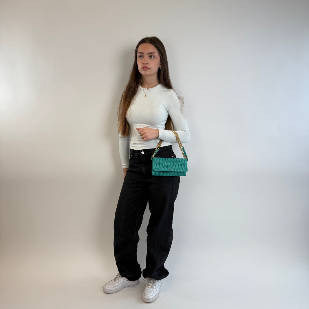 Miu Miu Umhängetasche Matelassé türkis