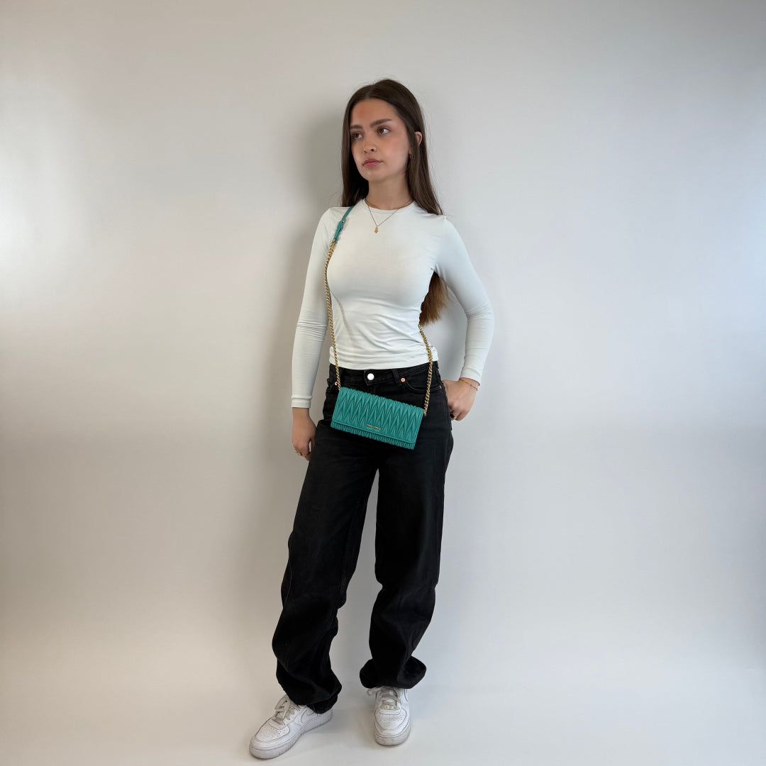 Miu Miu Umhängetasche Matelassé türkis