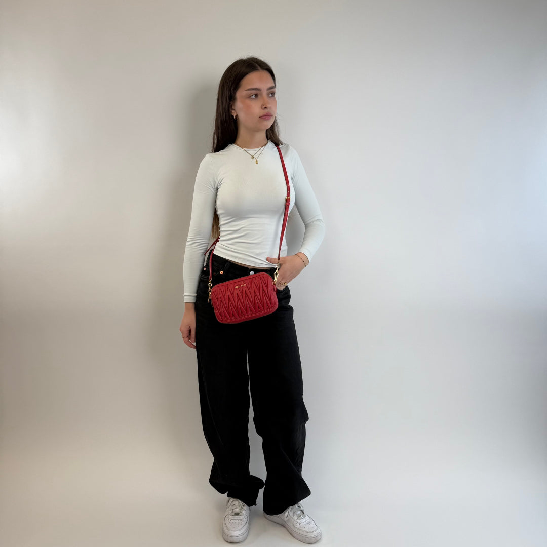 Miu Miu Umhängetasche Matelassé rot