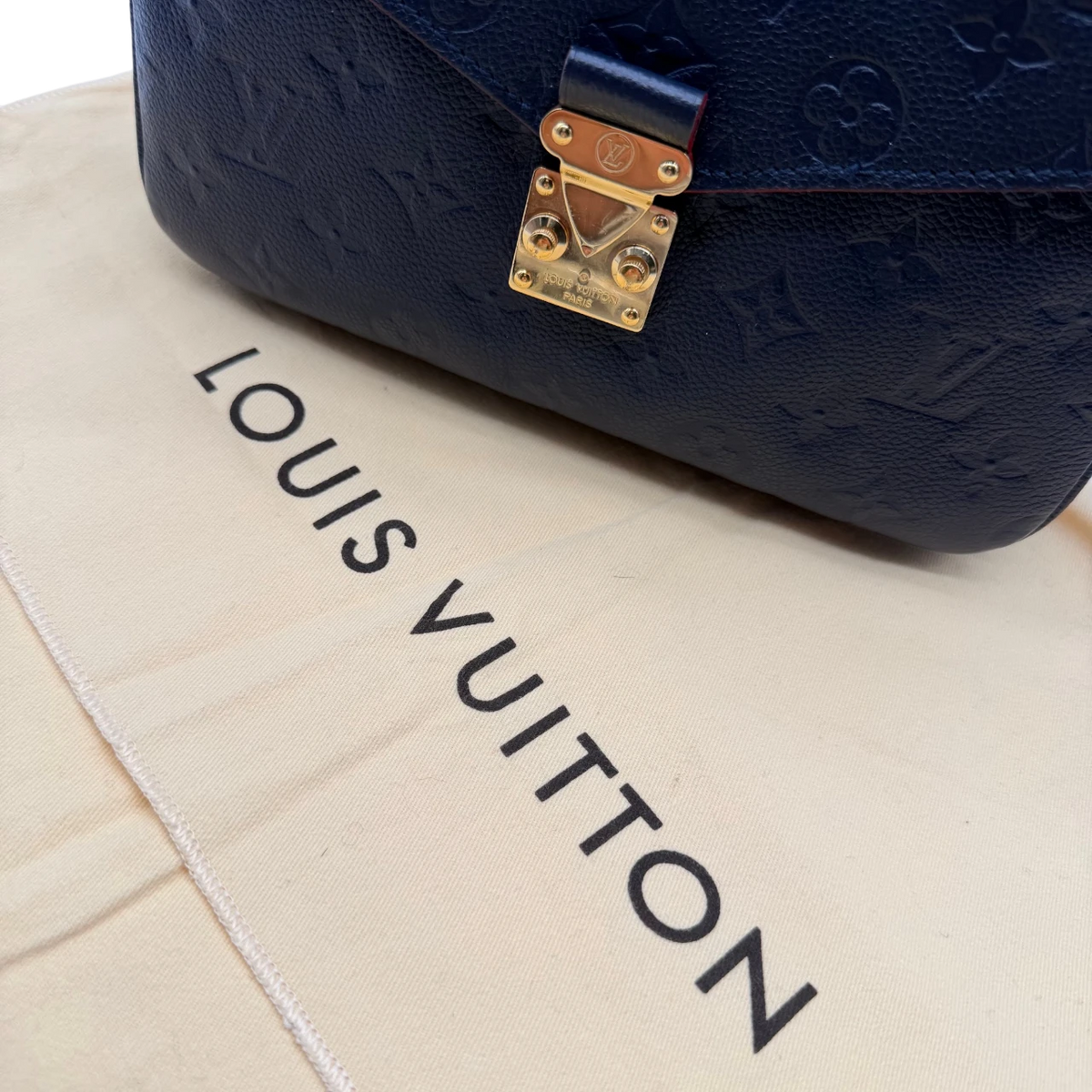 Louis Vuitton Umhängetasche Pochette Métis aus Leder dunkelblau – Prägung im Detail