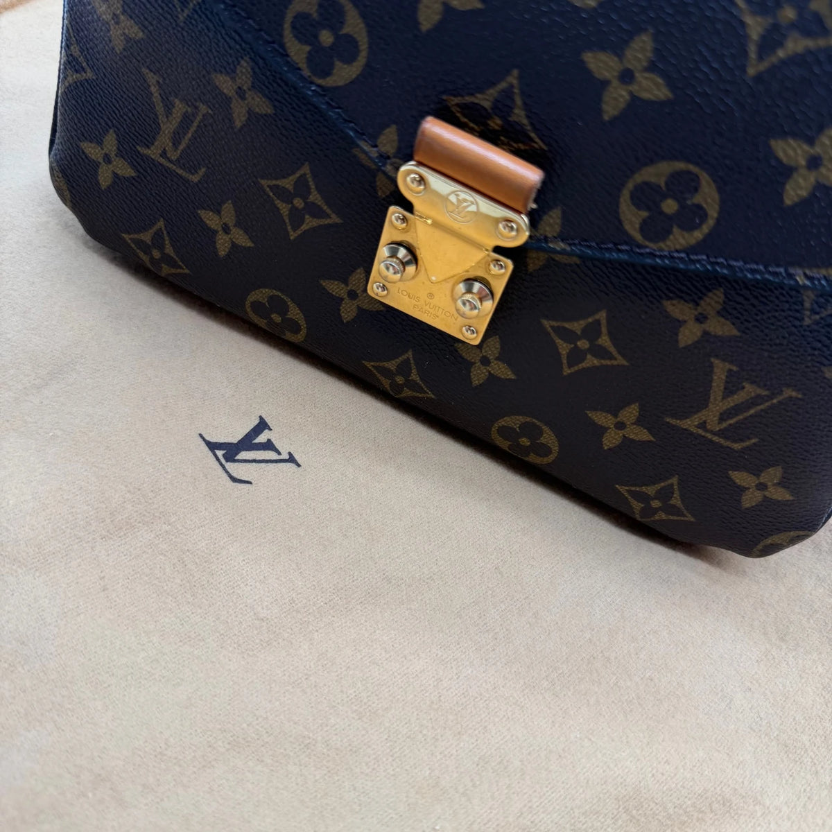 Louis Vuitton Umhängetasche Pochette Métis monogram braun – Logo im Detail