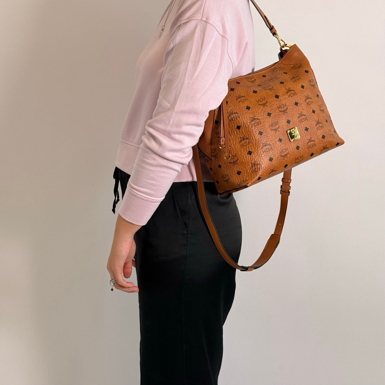 MCM Schultertasche Klara Hobo medium