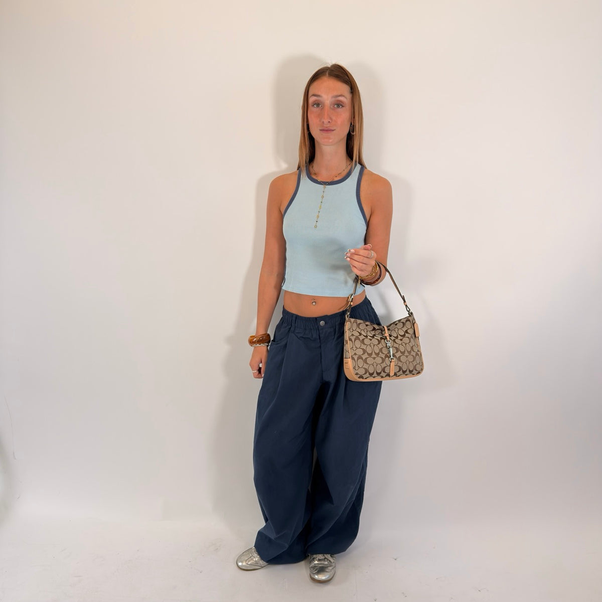 Coach Schultertasche Jackie Signature beige – getragen am Model