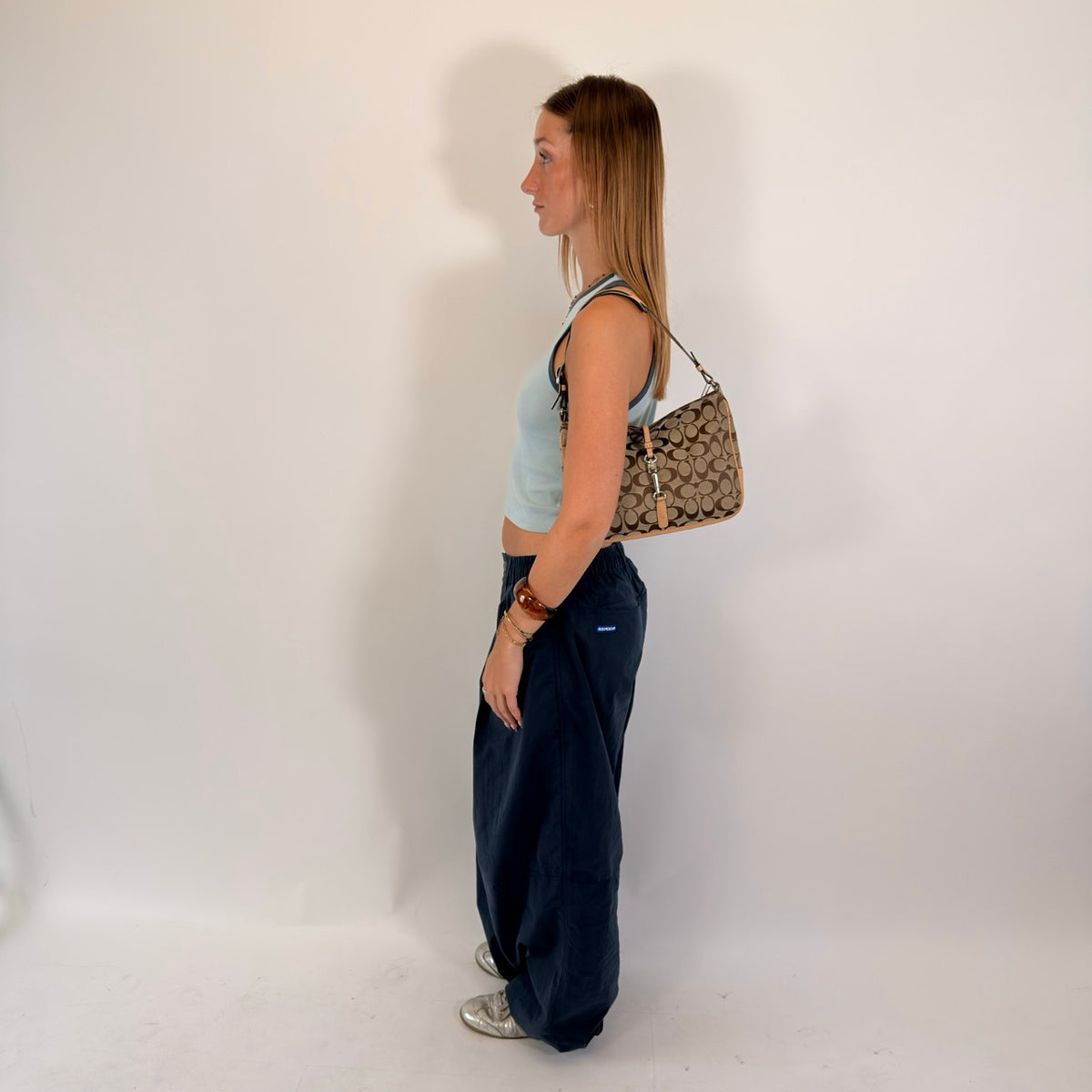 Coach Schultertasche Jackie Signature beige – getragen am Model