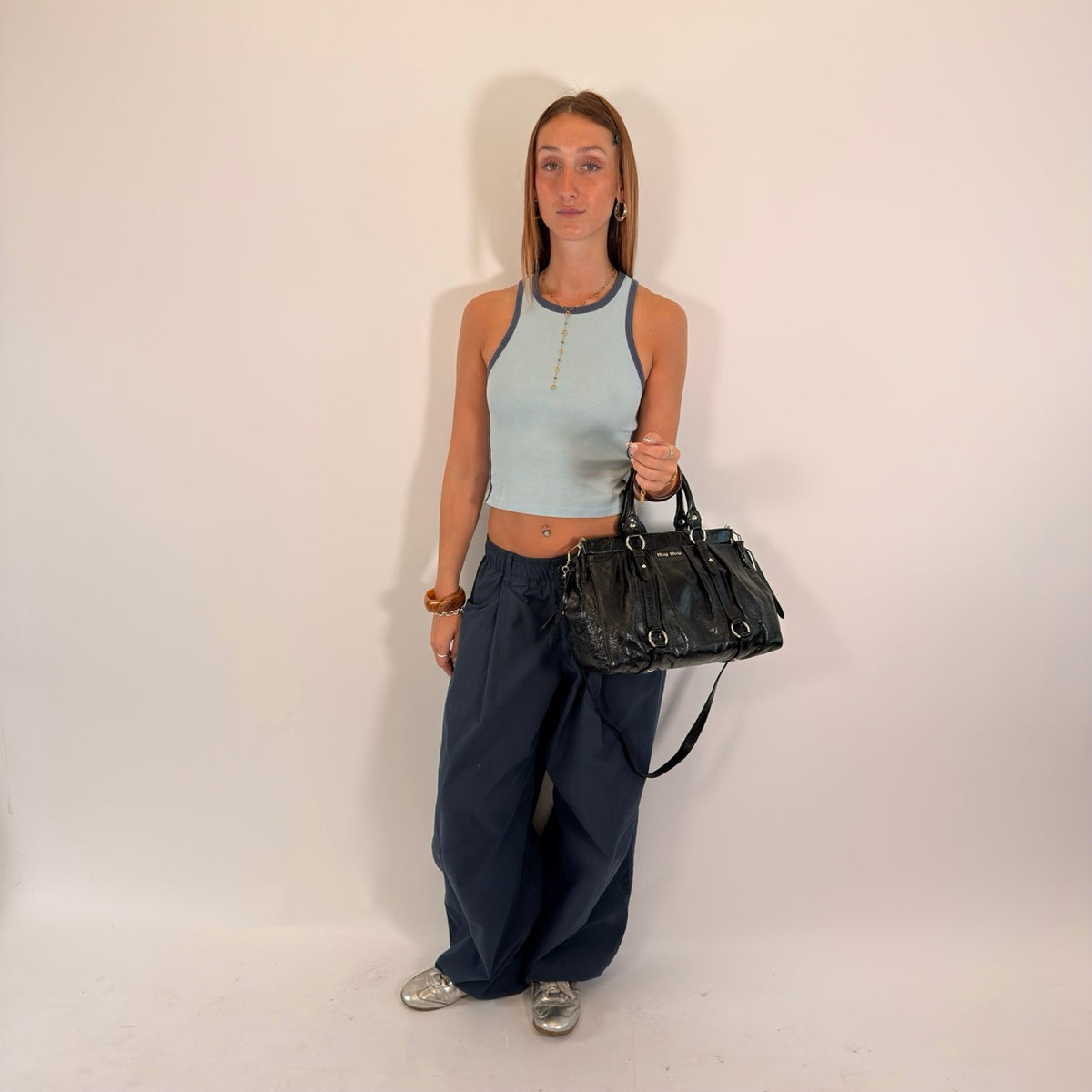 Miu Miu Handtasche Vitello Lux mit Umhängegurt aus Leder schwarz – getragen am Model