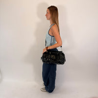 Miu Miu Handtasche Vitello Lux mit Umhängegurt aus Leder schwarz – getragen am Model