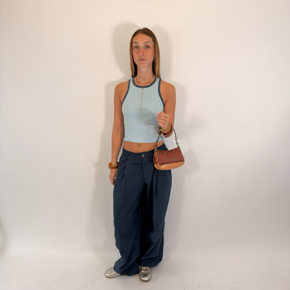 Coach Pochette Signature rot – getragen am Model
