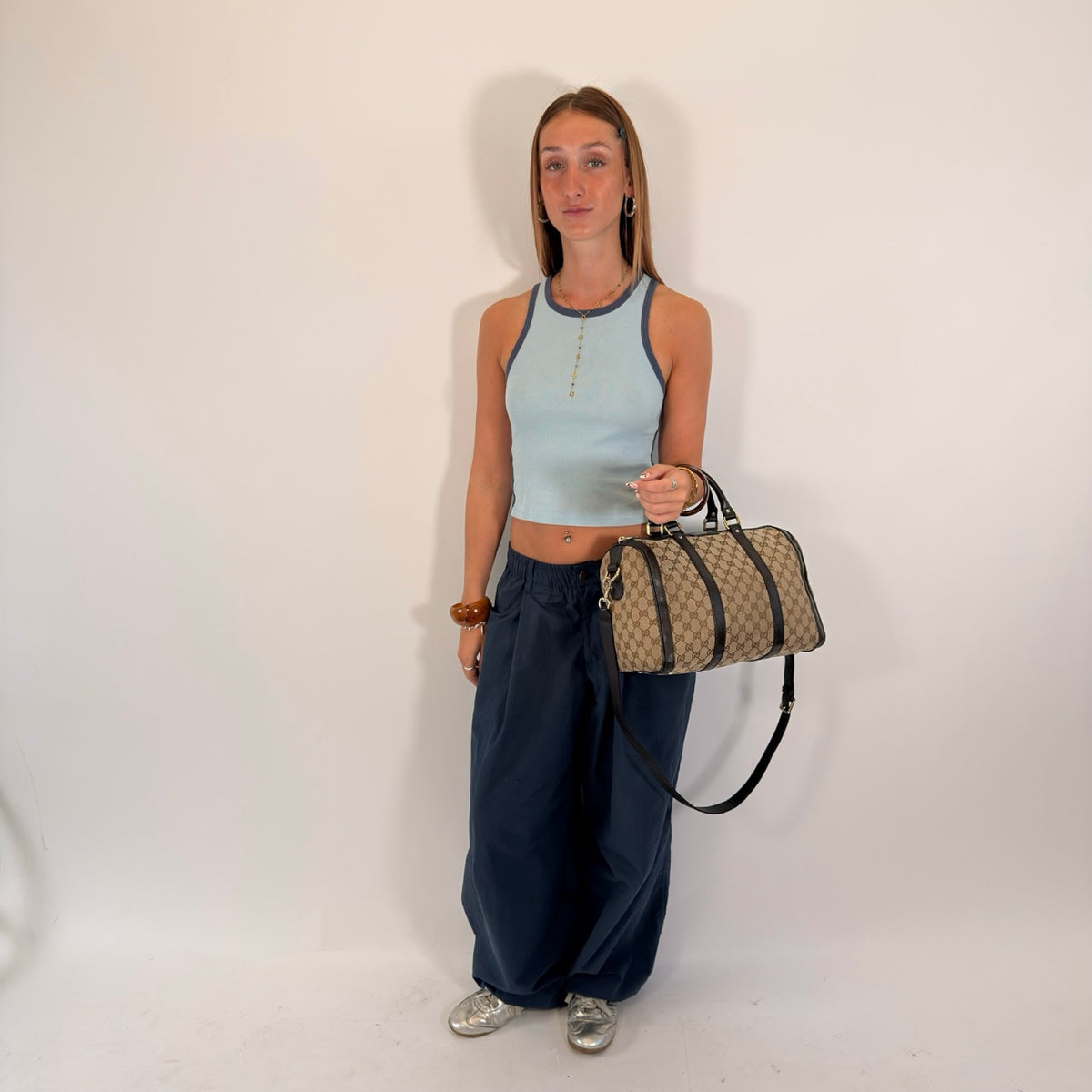 Gucci Handtasche Joy Boston monogram beige – getragen am Model