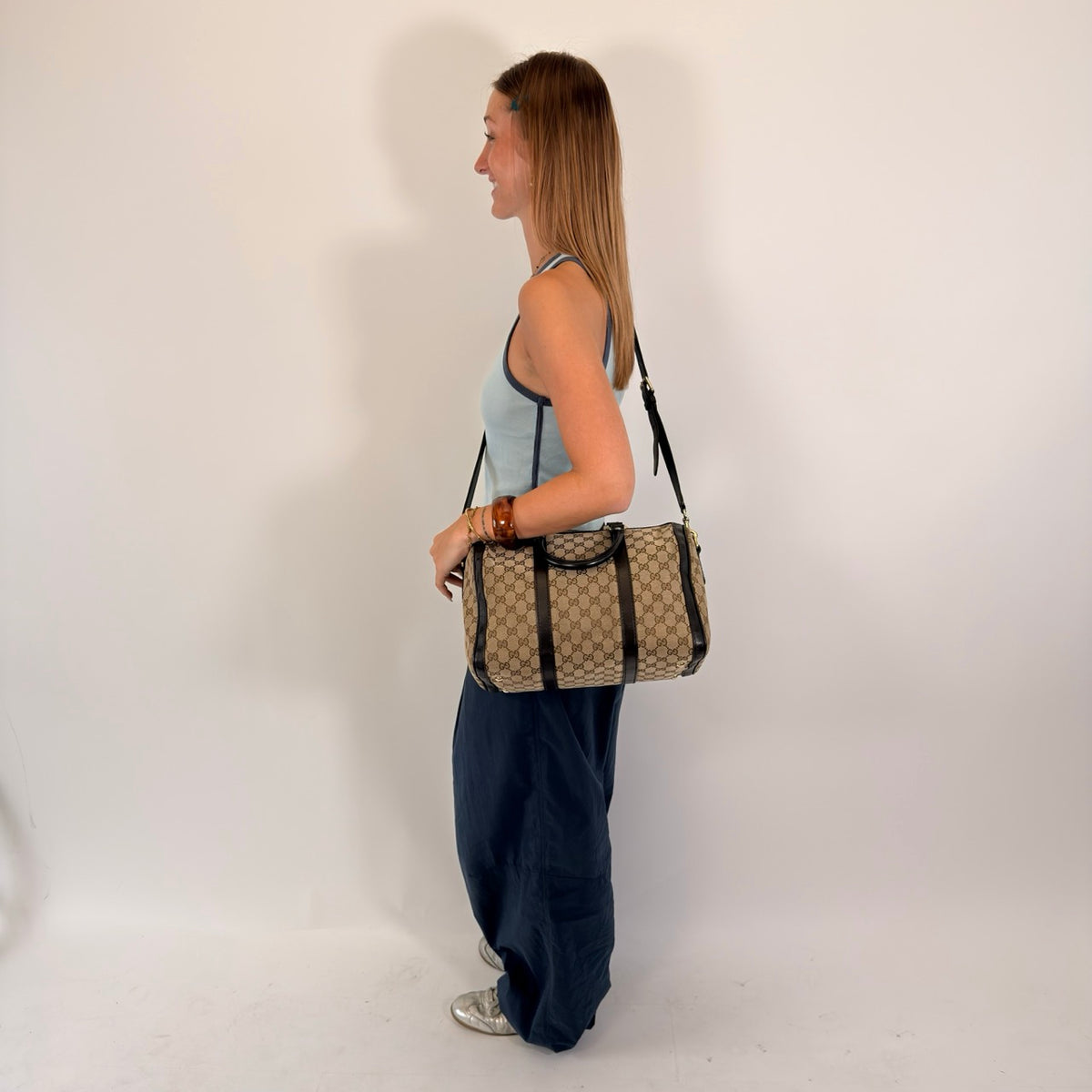 Gucci Handtasche Joy Boston monogram beige – getragen am Model