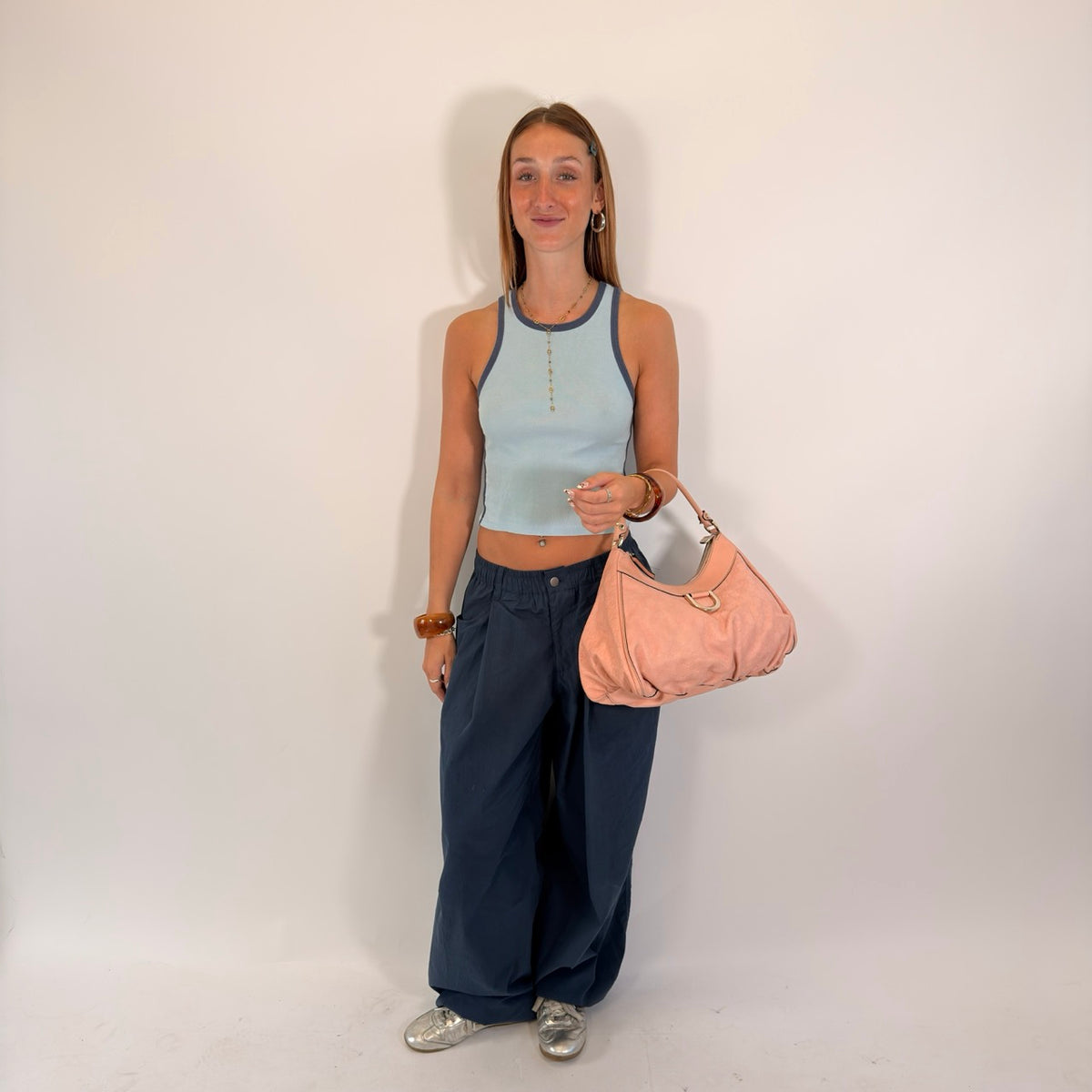Gucci Schultertasche D-Ring large aus Leder monogram rosa – getragen am Model