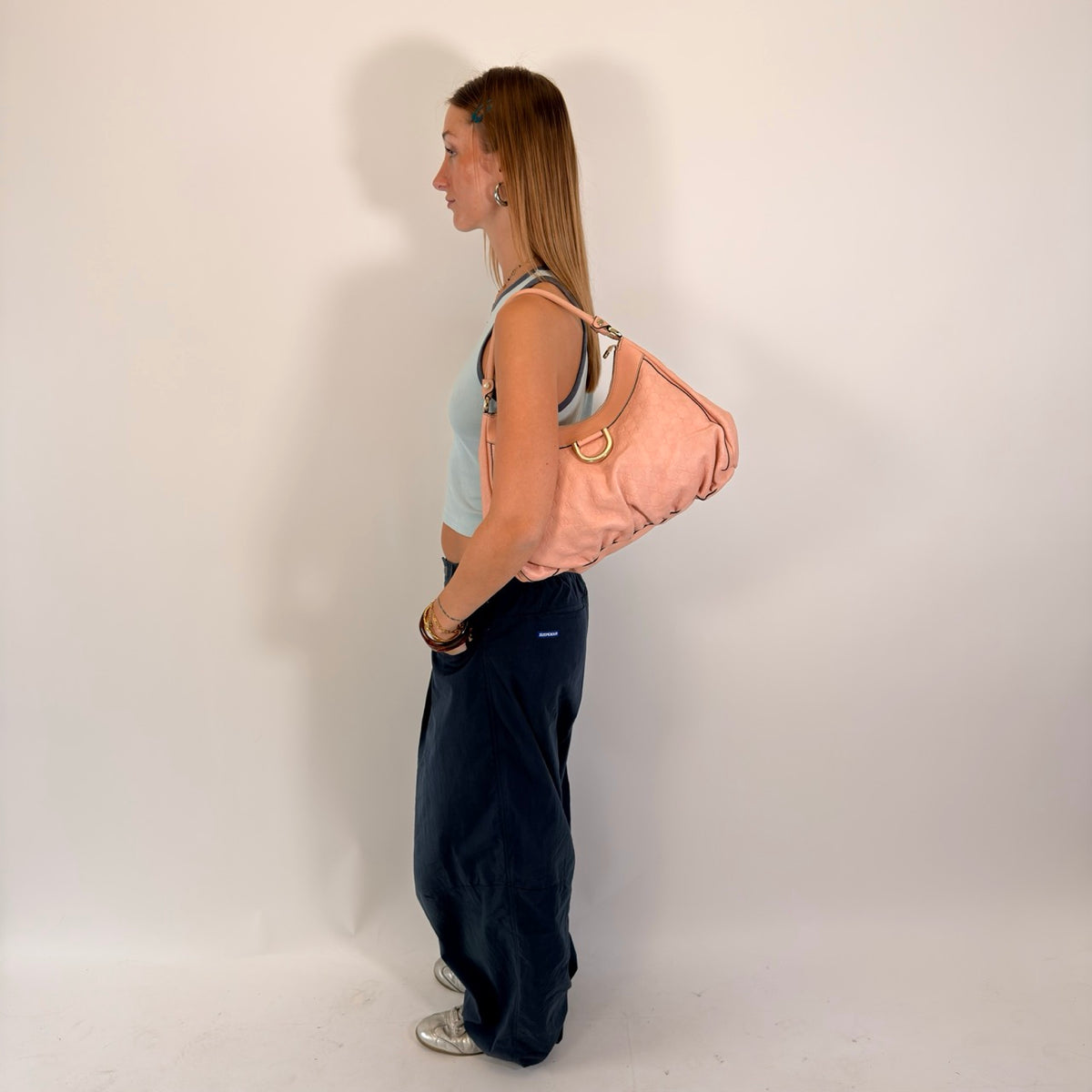 Gucci Schultertasche D-Ring large aus Leder monogram rosa – getragen am Model