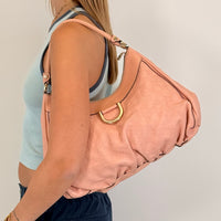 Gucci Schultertasche D-Ring large aus Leder monogram rosa – getragen am Model