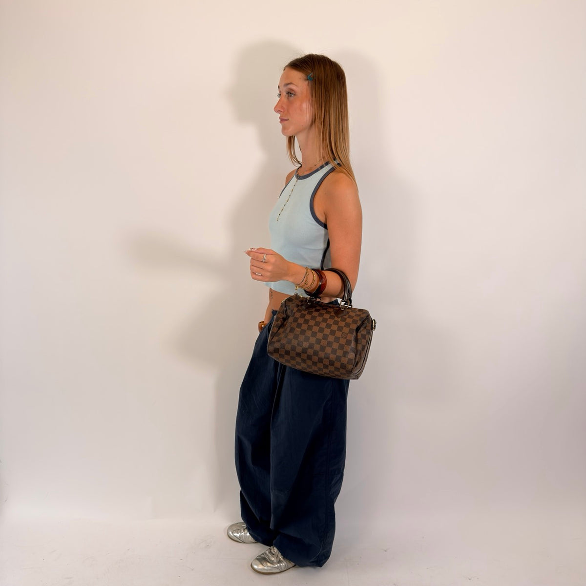 Louis Vuitton Handtasche Speedy 25 Bandouliére Damier Ebene braun – getragen am Model