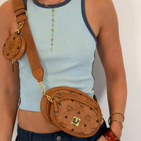 MCM Umhängetasche Trio Multi Pochette visetos braun – getragen am Model