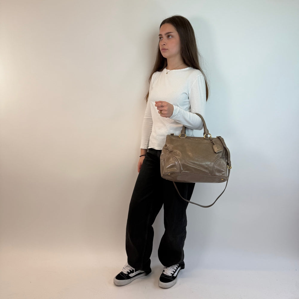 Miu Miu Handtasche Vitello Shine mit Umhängegurt aus Leder grau