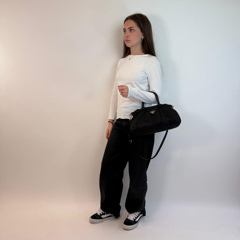 Prada Handtasche mit Umhängegurt aus Nylon schwarz