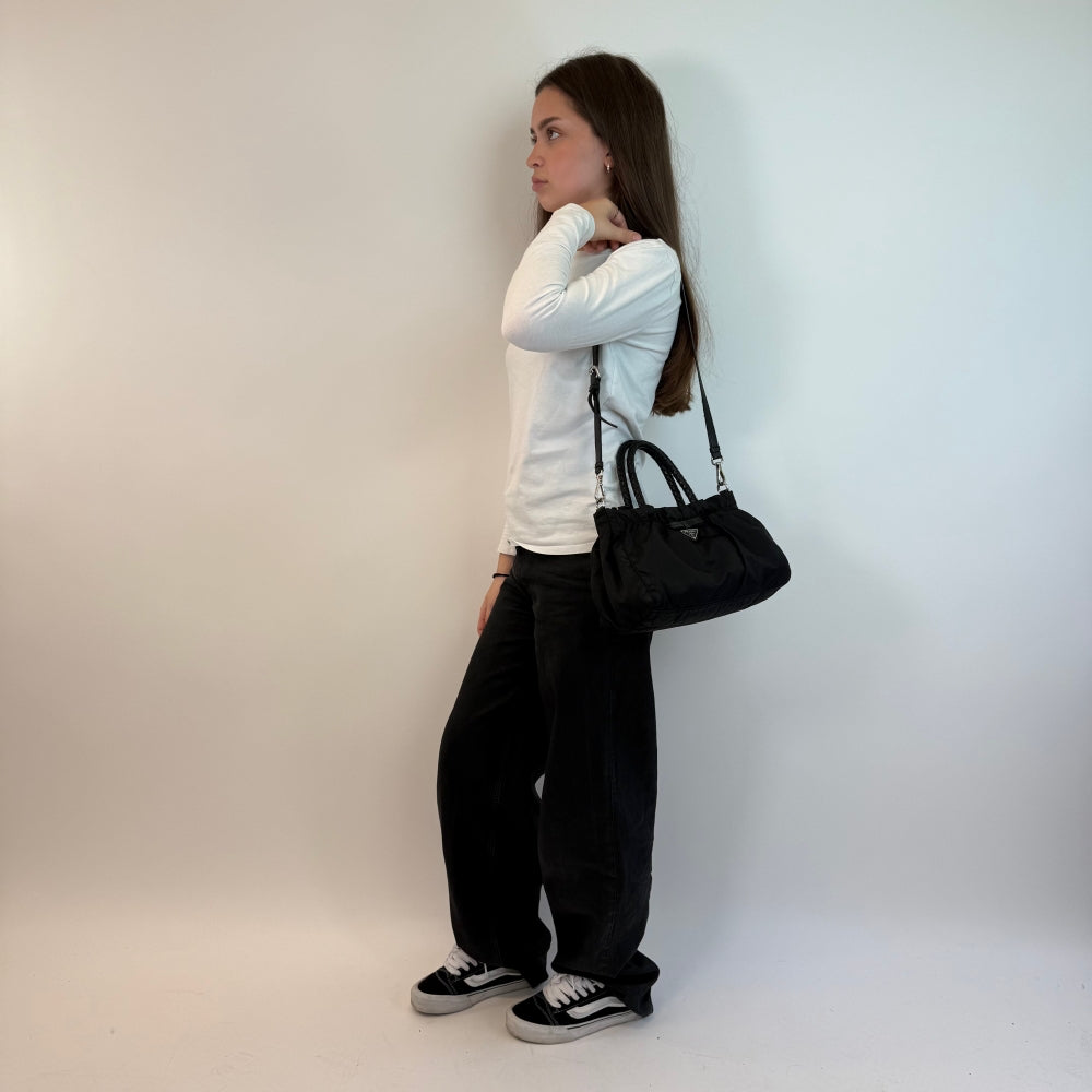 Prada Handtasche mit Umhängegurt aus Nylon schwarz