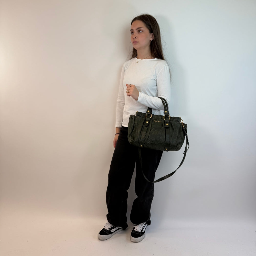 Miu Miu Handtasche Vitello Lux mit Umhängegurt aus Leder dunkelgrün