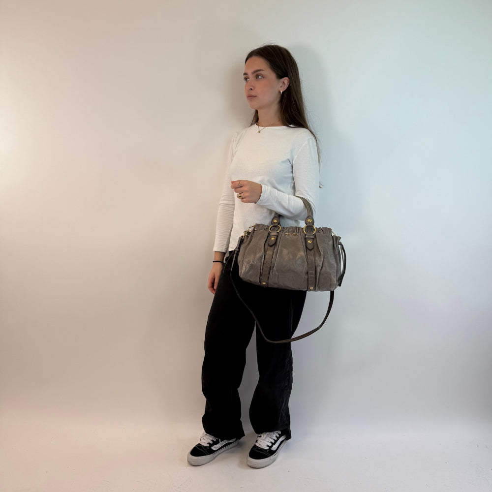 Miu Miu Handtasche Vitello Lux mit Umhängegurt aus Leder grau