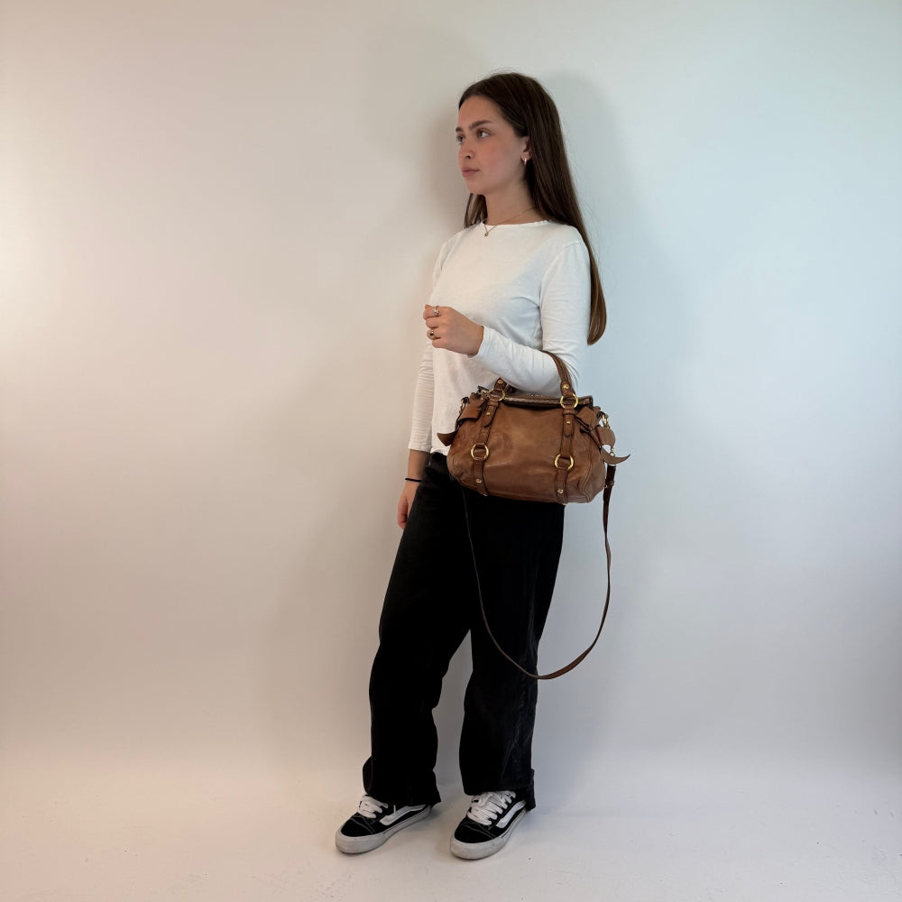 Miu Miu Handtasche Vitello Satchel klein mit Umhängegurt aus Leder braun